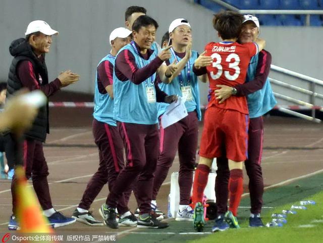 女生被打光屁股