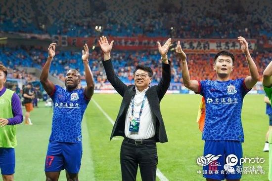 在她丈夫面前